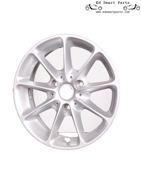 Llanta de aleación de 15" y 9 radios