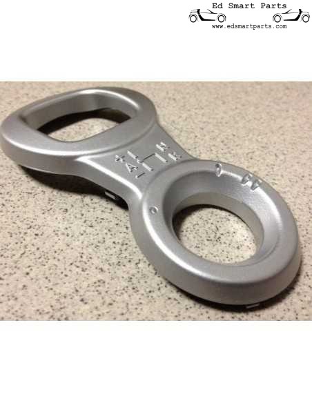 Panel de instrumentos Smart Roadster con moldura plateada y anillo de ajuste en la consola central del túnel