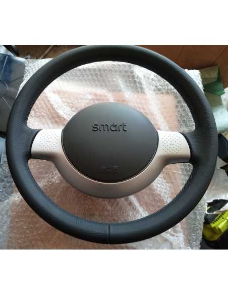 El volante de cuero Smart Roadster también se adapta a los modelos Fortwo 450 El volante de cuero Smart Roadster también se adapta a los modelos Fortwo 450