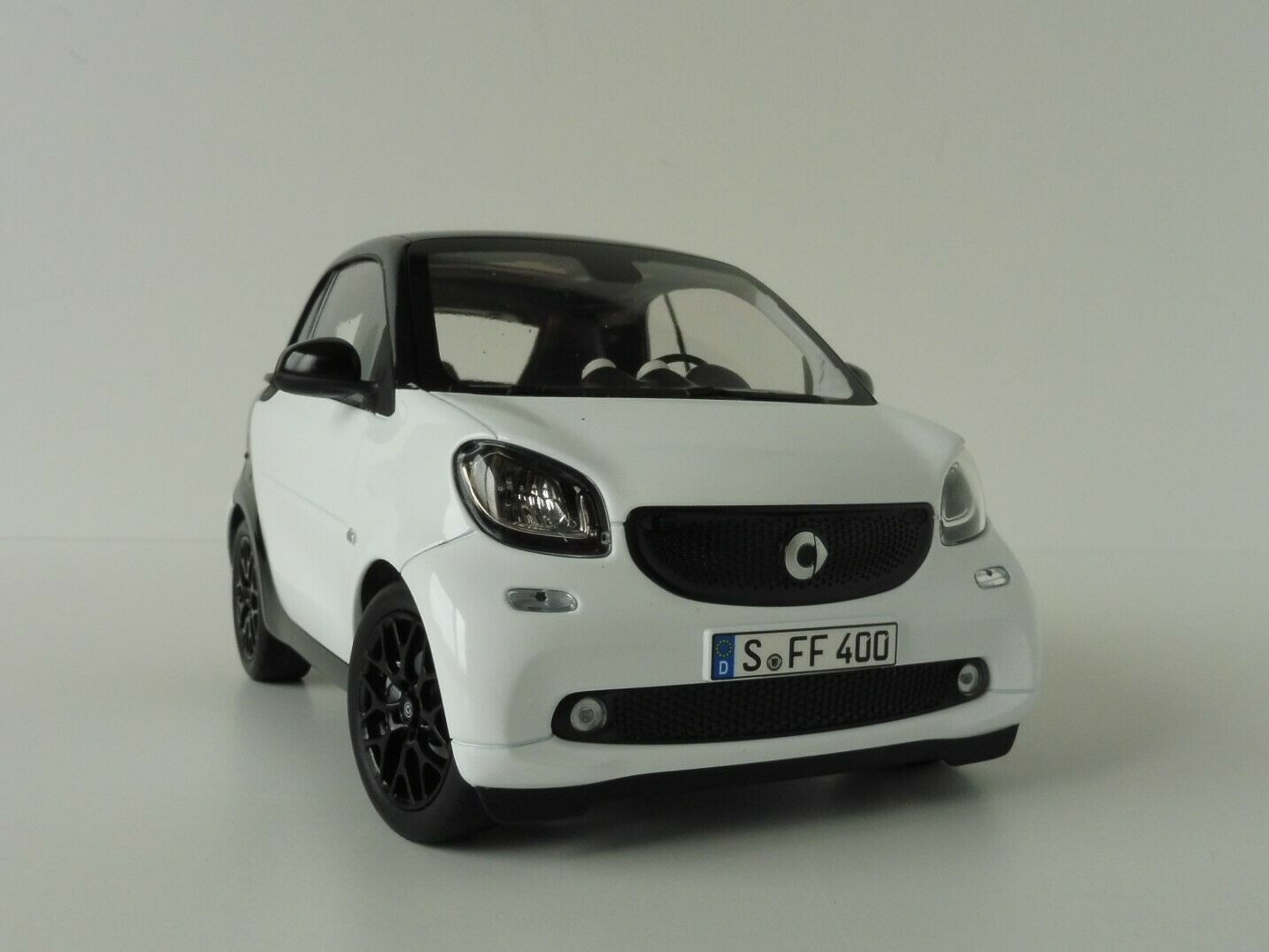 ノレブ B66960282 1/18 スマート fortwo クーペ (C453) ホワイト / ブルー - ミニチャンプス専門店  【Minichamps World】